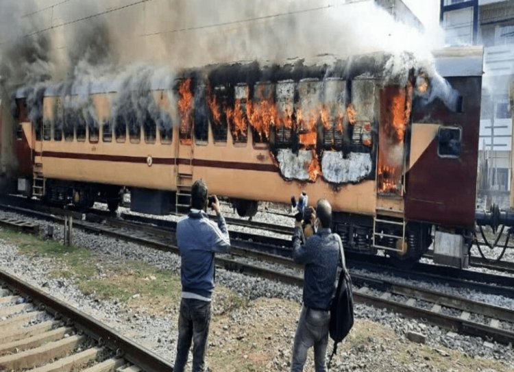 बिहार: RRB-NTPC एग्जाम के रिजल्ट को लेकर तीसरे दिन भी स्टूडेंट्स का बवाल, प्रदर्शन, ट्रेन में लगाई आग