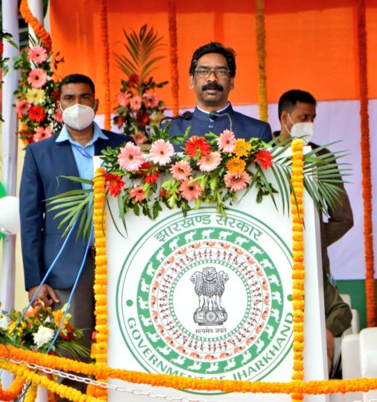 CM हेमंत सोरेन  ने दुमका और गवर्नर रमेश बैस ने रांची में तिरंगा फहराया, झारखंड में पेट्रोल सब्सिडी योजना शुरू 