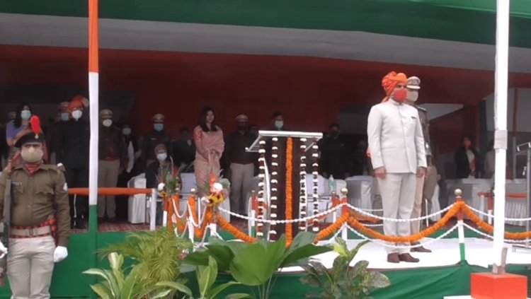 धनबाद: गणतंत्र दिवस पर डीसी ने किया झंडोतोलन, कहा-नई इबारत लिखेगा सिंदरी खाद कारखाना