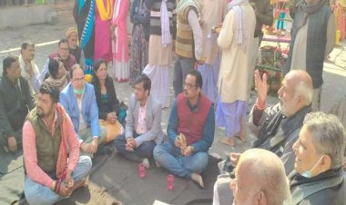 बिहार: बेगुसराय में शिक्षामंत्री कुर्सी पर, डीईओ, डीपीओ व बीईओ को जमीन पर मिली बैठने की जगह, वीडियो वायरल