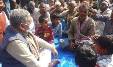 बिहार: लखीसराय में  जमीन पर बैठ ललन सिंह ने सुनी लोगों की फरियाद, समाधान की बात कही