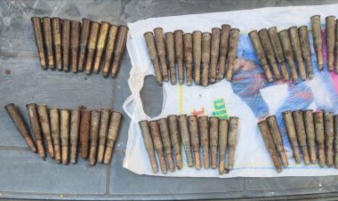 गिरिडीह: नक्सलियों के ठिकाने पर पुलिस रेड, थ्री नॉट थ्री बंदूक, 65 जिंदा गोली, 20 बेल्ट, 80 बैग बरामद