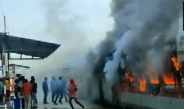 बिहार: मधुबनी रेलवे स्टेशन पर खड़ी ट्रेन में लगी भीषण आग, मचीअफरा-तफरी (देखें video)