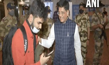 यूक्रेन से 219 पैसेंजर्स को लेकर पहली फ्लाइट पहुंची मुंबई