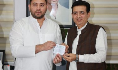 ललित नारायण मिश्र के पोते ऋषि ने RJD ज्वाइन किया, तेजस्वी ने दिलाई EX MLA को पार्टी की सदस्यता