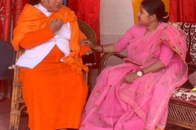 धनबाद: शकुंतला मिश्रा से मिलीं रागिनी सिंह, मदद का दिलाया भरोसा