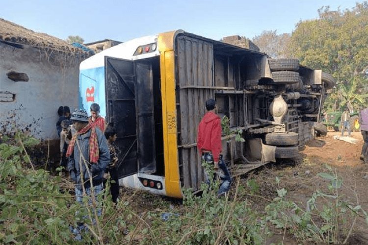    तीर्थयात्रियों से भरी बस दुमका में पलटी, नालंदा के 35 घायल, नौ गंभीर