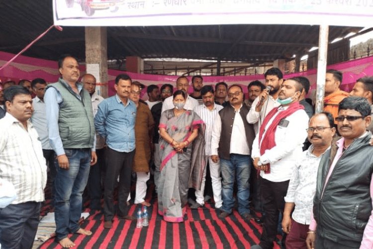 धनबाद: माडा फीस 1200 रुपये लेने के विरोध में ट्रक, हाइवा मालिकों का महाधरना