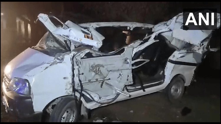 उत्तर प्रदेश : रामपुर में  रोड एक्सीडेंट, पांच की मौत, उन्नाव में पुलिस गाड़ी पर पलटा ट्रक, तीन कांस्टेबल की गयी जान