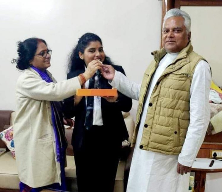 धनबाद: कांग्रेस लीडर विजय कुमार सिंह की बेटी शालिनी AIBE एगजाम में सफल