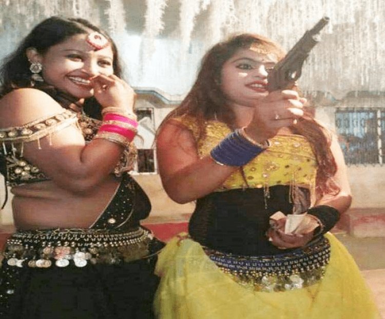 बिहार: एक हाथ में पिस्टल दूसरे में नोटों की गड्डी के साथ दो लड़कियों कां डांस, हरकत में सिवान पुलिस