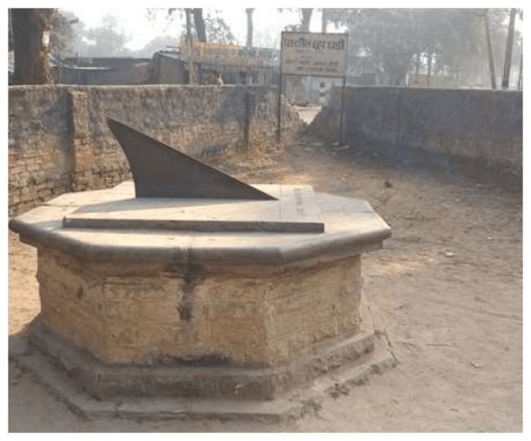 बिहार: सासाराम में डेढ़ सौ साल पुरानी धूप घड़ी की प्लेट की चोरी, DIG-SP ऑफिस के बगल से उठा ले गये चोर