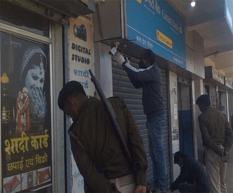 धनबाद: गोविंदपुर के केनरा बैंक में चोरी, तिजोरी तोड़ नहीं पाए चोर, ले गये नोट कोटिंग मशीन
