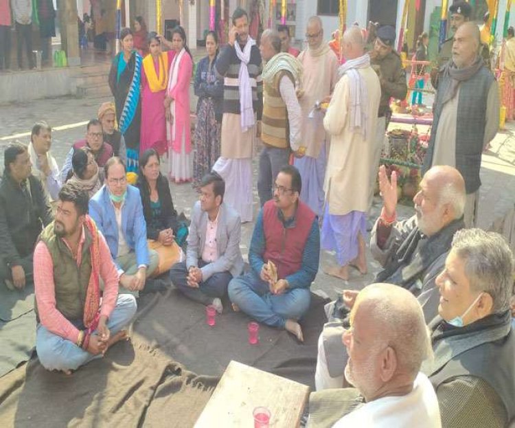 बिहार: बेगुसराय में शिक्षामंत्री कुर्सी पर, डीईओ, डीपीओ व बीईओ को जमीन पर मिली बैठने की जगह, वीडियो वायरल