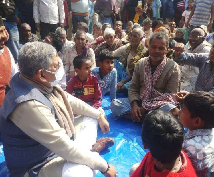 बिहार: लखीसराय में जमीन पर बैठ ललन सिंह ने सुनी लोगों की फरियाद, समाधान की बात कही