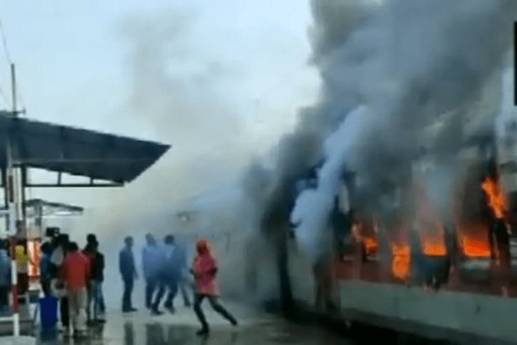 बिहार: मधुबनी रेलवे स्टेशन पर खड़ी ट्रेन में लगी भीषण आग, मचीअफरा-तफरी (देखें video)