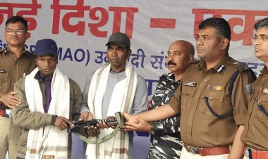 झारखंड: 10 लाख के इनामी नक्सली सुरेश मुंडा और दो लाख के इनामी लोदरो लोहरा ने किया सरेंडर