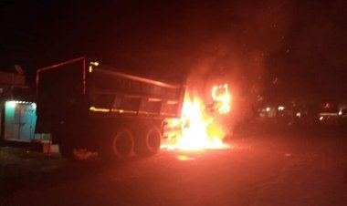 धनबाद: तेतुलमारी-भूली मार्ग पर रेंगुनी पुल के समीप एक्सीडेंट में युवक की मौत, आक्रोशित लोगों ने हाइवा फूंका