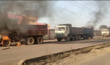 झारखंड: चतरा में उग्र ग्रामीणों ने एनटीपीसी ऑफिस और एक दर्जन वाहनों में लगाई आग