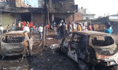 दरभंगा मेडिकल कॉलेज के स्टूडेंट्स की दवा दुकानदारों से हिंसक झड़प, दो कार समेत लाखों की संपत्ति जलायी