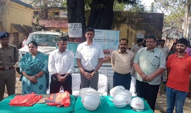 धनबाद : ट्रैफिक पुलिसकर्मियों के बीच हेलमेट और जैकेट का वितरण