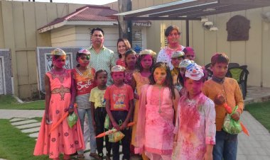 धनबाद: असहाय बच्चों के साथ रणविजय सिंह ने मनाया होली  