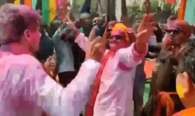 नोएडा: होली के जश्न में जमकर नाचे  पुलिस कमिश्नर आलोक सिंह और DM सुहास एलवाई