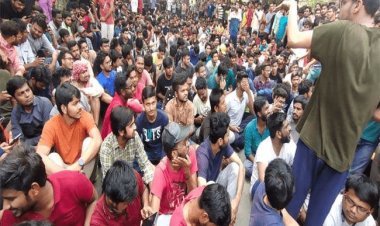 धनबाद: IIT ISM में आफलाइन एग्जाम का विरोध, स्टूडेंट्स का प्रदर्शन, लगाये आजादी का नारा