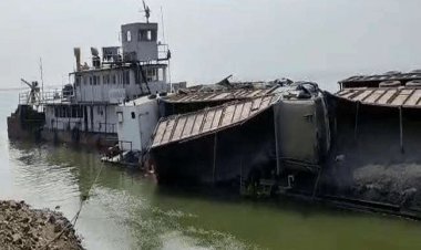 साहिबगंज से  कटिहार जा रहा मालवाहक जहाज  गंगा में  हुआ अनकंट्रोल, पांच ट्रक डूबे, कई ड्राइवर-खलासी लापता