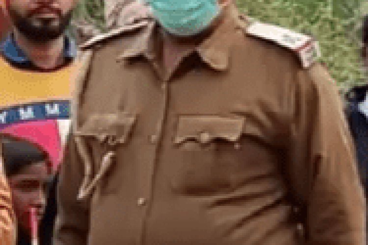  बिहार: शेखपुरा में एसपी ने ट्रैक्टरों से अवैध वसूली कर रहे ASI को रंगे हाथों पकड़ा