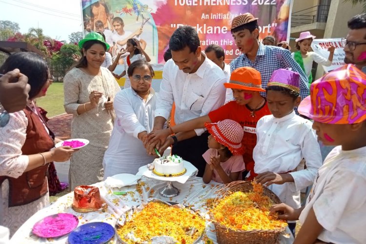 पहला कदम स्कूल के दिव्यांग बच्चों ने  पार्कलेन रिसोर्ट मनाई होली