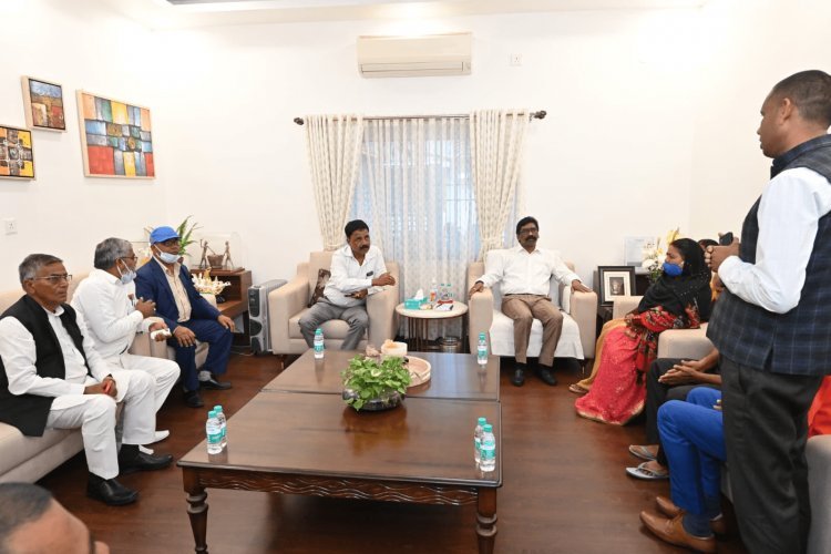 झारखंड: रूपेश पांडेय मर्डर केस की सीबीआइ जांच कराये सरकार,सीएम हेमंत सोरेन से मिले माता-पिता