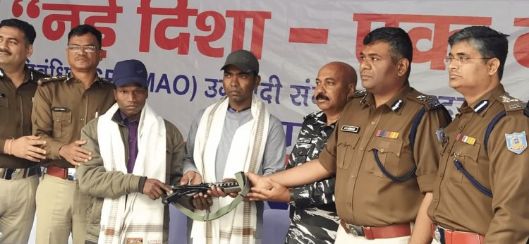 झारखंड: 10 लाख के इनामी नक्सली सुरेश मुंडा और दो लाख के इनामी लोदरो लोहरा ने किया सरेंडर