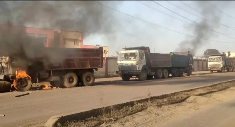 झारखंड: चतरा में उग्र ग्रामीणों ने एनटीपीसी ऑफिस और एक दर्जन वाहनों में लगाई आग