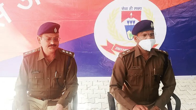 गुमला: SP -DSP में  रात को हाथापाई, गाली-गलौज व मारपीट, दोपहर में साथ चाय पी, प्रेस कांफ्रेस कर किया खंडन