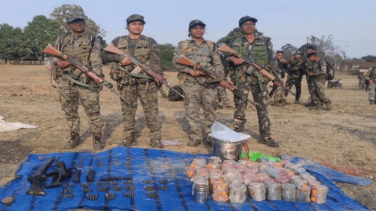 लोहरदगा:  बांडी और पुतरार जंगल से 150 केन बम समेत कई आर्म्स बरामद