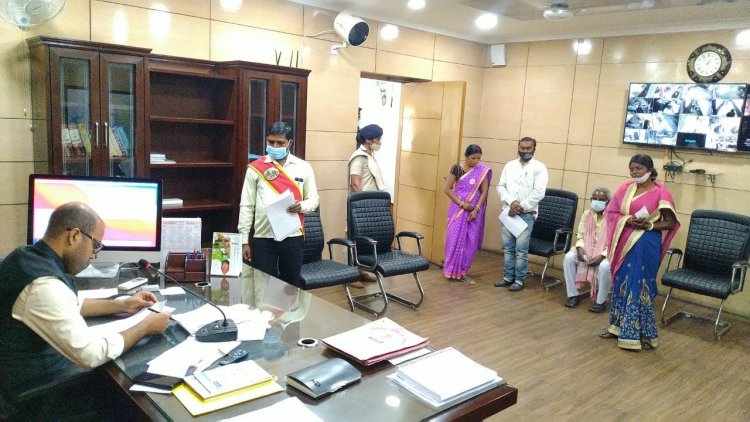 धनबाद: जनता दरबार में डीसी ने सुनी लोगों की अन्य फरियादें