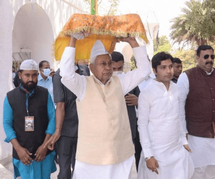 बिहार: मनेर शरीफ में सीएम नीतीश कुमार ने की चादरपोशी