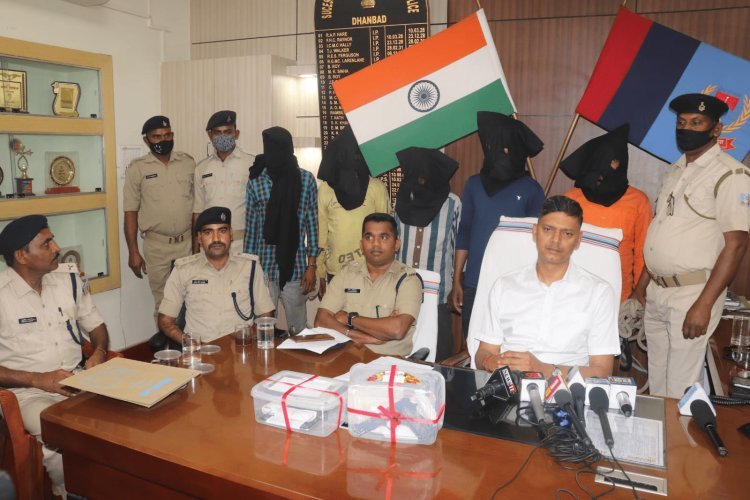 धनबाद: जीटी रोड पर डीजल चोरी करने वाले गैंग का पुलिस ने किया खुलासा, आर्म्स के साथ पांच क्रिमिनल अरेस्ट