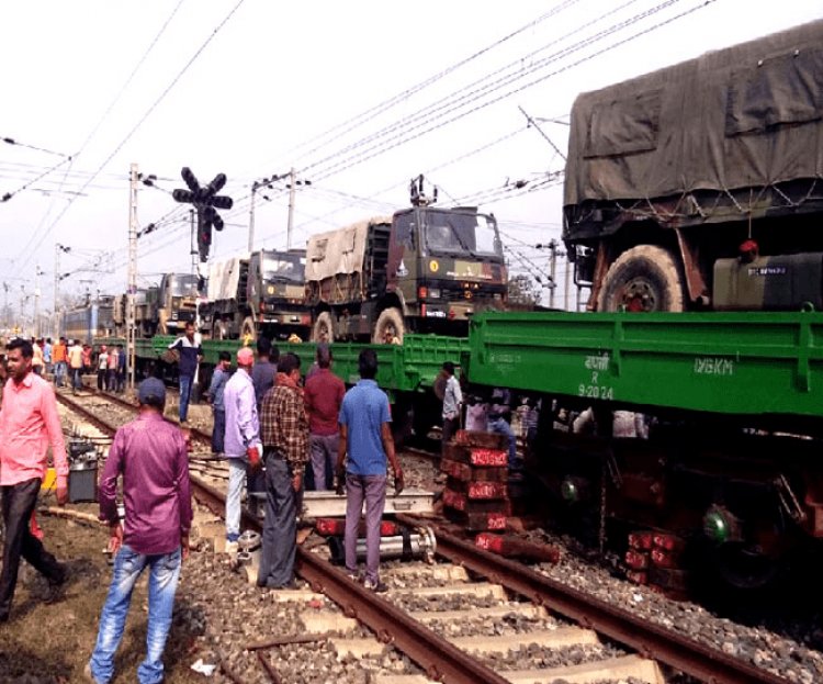 झारखंड: सेना का साजो-सामान ले जाने वाली मिलिट्री ट्रेन लातेहार में बेपटरी