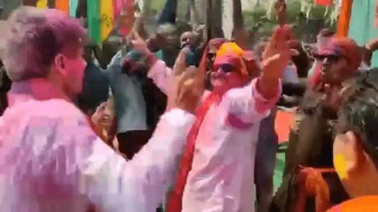 नोएडा: होली के जश्न में जमकर नाचे  पुलिस कमिश्नर आलोक सिंह और DM सुहास एलवाई