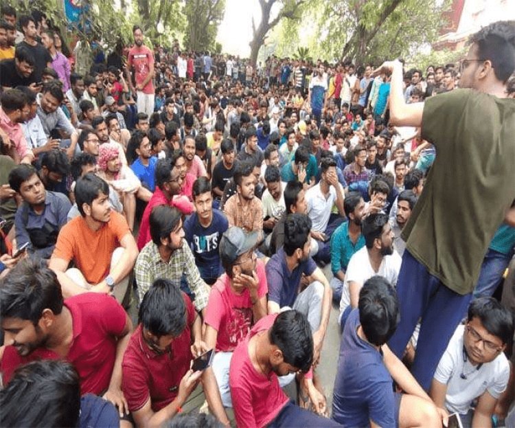 धनबाद: IIT ISM में आफलाइन एग्जाम का विरोध, स्टूडेंट्स का प्रदर्शन, लगाये आजादी का नारा