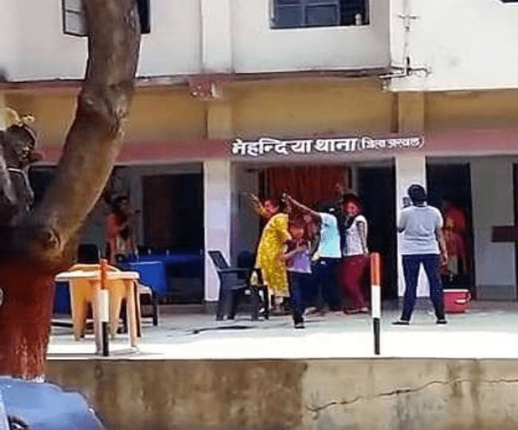 बिहार: अरवल के मेहंदिया पुलिस स्टेशन में होली का जश्न, लहंगवा लस लस करता...पर महिला कांस्टेबलों ने लगाये ठुमके