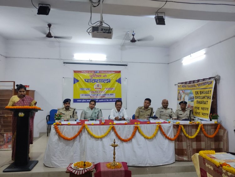 धनबाद:’पुलिस की पाठशाला’ निरंतर जारी, आरएस मोर कॉलेज में विधिक जागरुकता शिविर का आयोजन