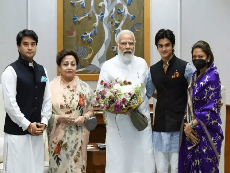 नई दिल्ली: PM नरेंद्र मोदी सपरिवार मिले ज्योतिरादित्य सिंधिया, पॉलिटिक्स में बेटे को लॉन्च करने की तैयारी !