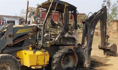 झारखंड: रामगढ़ में नक्सलियों का उत्पात,  ईंट भट्ठा में जेसीबी, ट्रैक्टर व बाइक जलाया, मजदूरों के साथ मारपीट