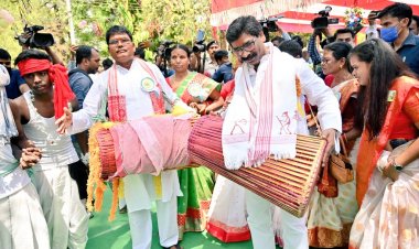 झारखंड में सरहुल की धूम, CM हेमंत सोरेन ने की पारंपरिक रीति-रिवाज से पूजा