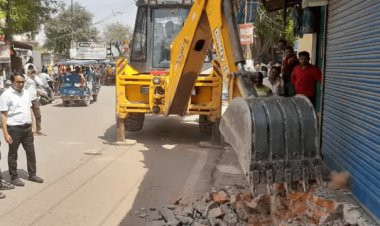 उत्तर प्रदेश : अतिक्रमण पर चला बुलडोजर, अलीगढ़, मऊ में करोड़ों की जमीन अवैध कब्जों से मुक्त