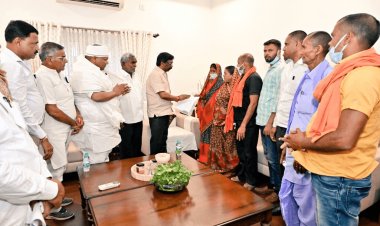 CM हेमंत सोरेन पहुंचे हजारीबाग, रुपेश पांडेय के मां को दिया नियुक्ति पत्र, पांच लाख का चेक भी सौंपा