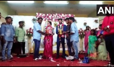 तमिलनाडु : नवविवाहित जोड़े उपहार में दिये पेट्रोल-डीजल की बोतलें